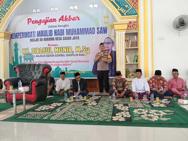 Kapolsek Siak Kecil Ipda Dr Eko WNB MH saat memberikan sambutan pada Maulid Nabi Muhammad SAW di Desa Sadar Jaya Siak Kecil, Kabupaten Bengkalis, Rabu (2/10/2024).
