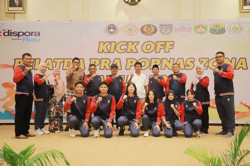Kepala Bidang Peningkatan Prestasi Olahraga didampingi Ketua Tim Pembibitan, IPTEK Pelajar dan Tenaga Keolahragaan Dispora Riau foto bersama perwakilan atlet dan pelatih saat kick off Pelatda