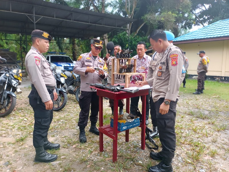 Kapolsek Pinggir Kompol Darmawan mengecek materil logistik secara berkala berupa senpi dan ranmor di Lapangan Parkir Mapolsek Pinggir, Jumat (4/10/2024).
