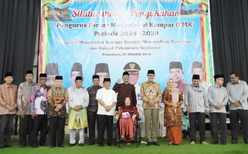 Ida Yulita Susanti (empat dari kanan) berfoto bersama tokoh masyarakat Kampar, Sabtu (5/10/2024).