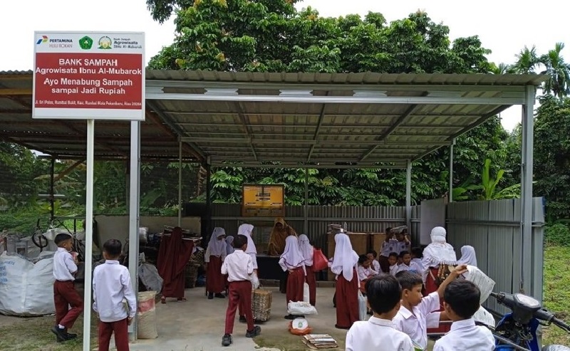 Murid-murid sekolah dasar Al Mubarok menjual sampah yang mereka kumpulkan selama sepekan kepada Bank Sampah di sekolah mereka pada tiap hari Jumat dalam program Jumat bersih