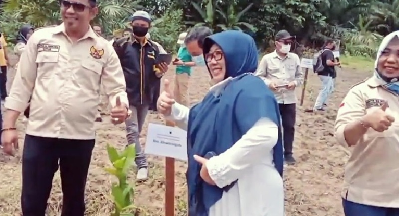 Ketua Yayasan Ulil Albab Al Ja&rsquo;fariyah Rinwiningsih foto bersama dengan masyarakat peduli lingkungan yang melakukan penanaman pohon (penghijauan) di lahan sekolah, beberapa waktu lalu.