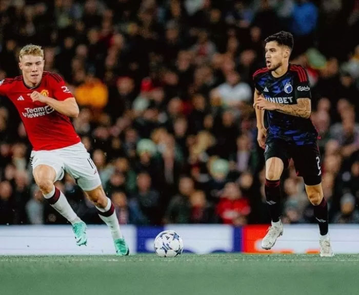 Aksi Kevin Diks (kanan) saat menghadapi Manchester United di Liga Champions 2023/2024.
