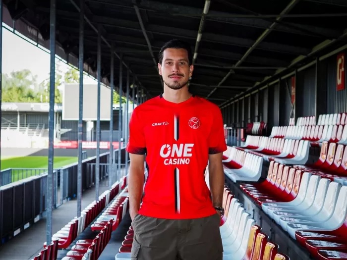 Thom Haye mengenakan jersey Almere City FC. Gelandang Timnas Indonesia ini bertekad membawa Almere City bertahan di pentas Eredivisie musim ini.
