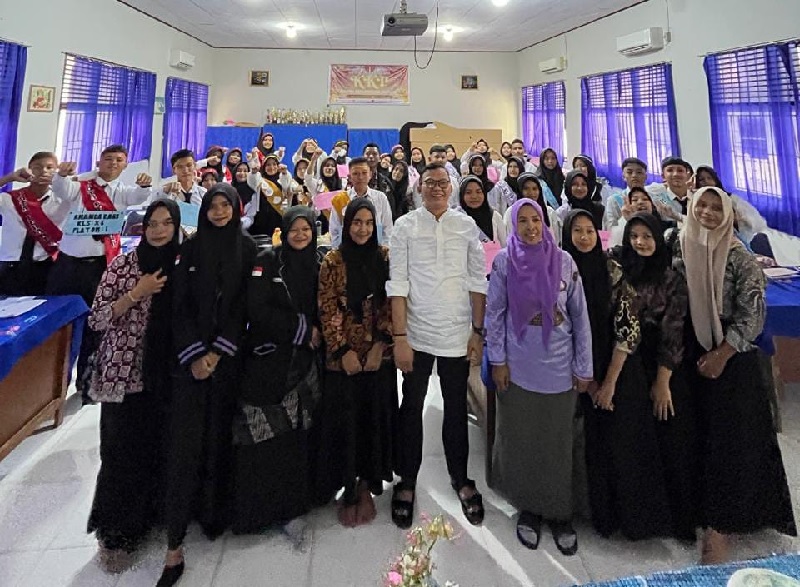 Ketua Bawaslu  Kabupaten Kampar Syawir Abdullah foto bersama peserta KKP di SMAN 1 Bangkinang Kota, Ahad (6/10/2024).