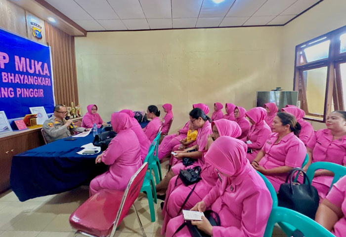 Kapolsek Pinggir Kompol Darmawan selaku pembina Bhayangkari menyampaikan arahan tentang proses dan tahapan Pilkada serentak Tahun 2024 kepada ibu-ibu Bhayangkari