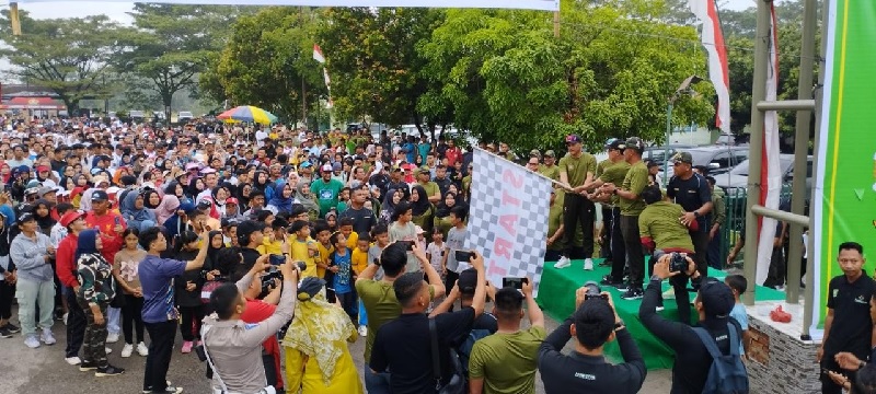 Kapolres Bengkalis AKBP Setyo Bimo Anggoro bersama orkopimda melepas peserta gerak jalan santai sempena HUT ke-79 TNI di Simpang Pokok Jengkol, Kota Duri, Kecamatan Mandau, Bengkalis, Ahad (6/10/2024)