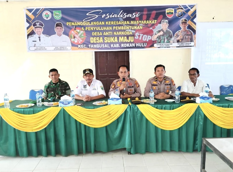 Kapolsek Tambusai AKP Efendi Lupino SH (tengah) memberikan arahan dalam sosialisasi enanggulangan keresahan masyarakat dan penyuluhan pembentukan desa Antimarkoba di aula Kantor BPD Suka Maju.