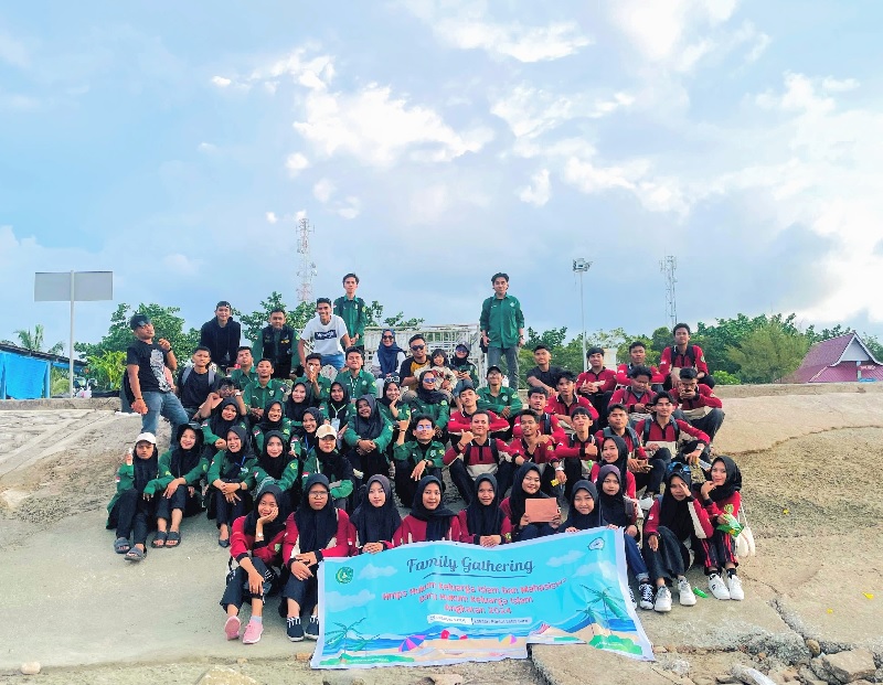 Himpunan Mahasiswa Program Studi Hukum Keluarga Islam STAIN Bengkalis menggelar kegiatan Family Gathering (FG) di Pantai Indah Selat Baru, Kecamatan Bantan, Kabupaten Bengkalis pada, Sabtu (5/10/2024)