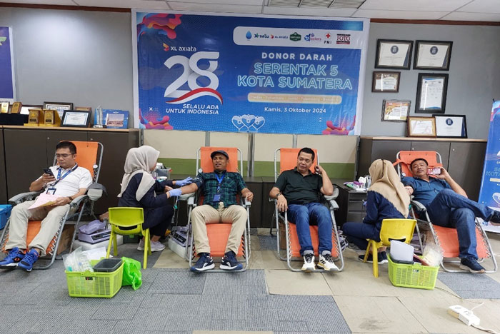 Head Sales XL Axiata W-Central Sumatra 1, Oloan Monang Sinambela (paling kanan) saat ikut sebagai pendonor di Pekanbaru, belum lama ini.