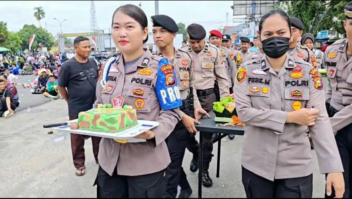 Rombongan personel Polsek Mandau membawa kejutan untuk Danramil 03 Mandau sempena HUT TNI ke-79 di Mako Koramil 03 Mandau