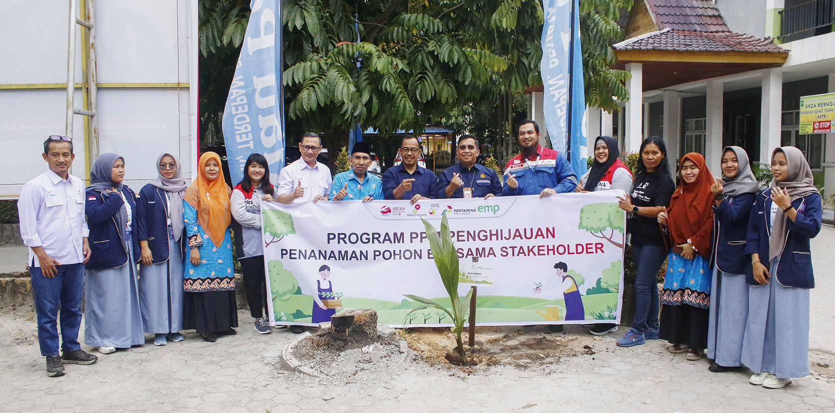 Kepala Departemen Formalitas dan Komunikasi SKK Migas Sumbagut Yanin Kholison (tujuh kanan) bersama perwakilan KKKS, Direktur Riau Pos Asmawi Ibrahim (tengah), Redaktur Senior Riau Pos Henny Elyati (empat kanan), bersama majelis guru dan siswa SMAN 1 Pang