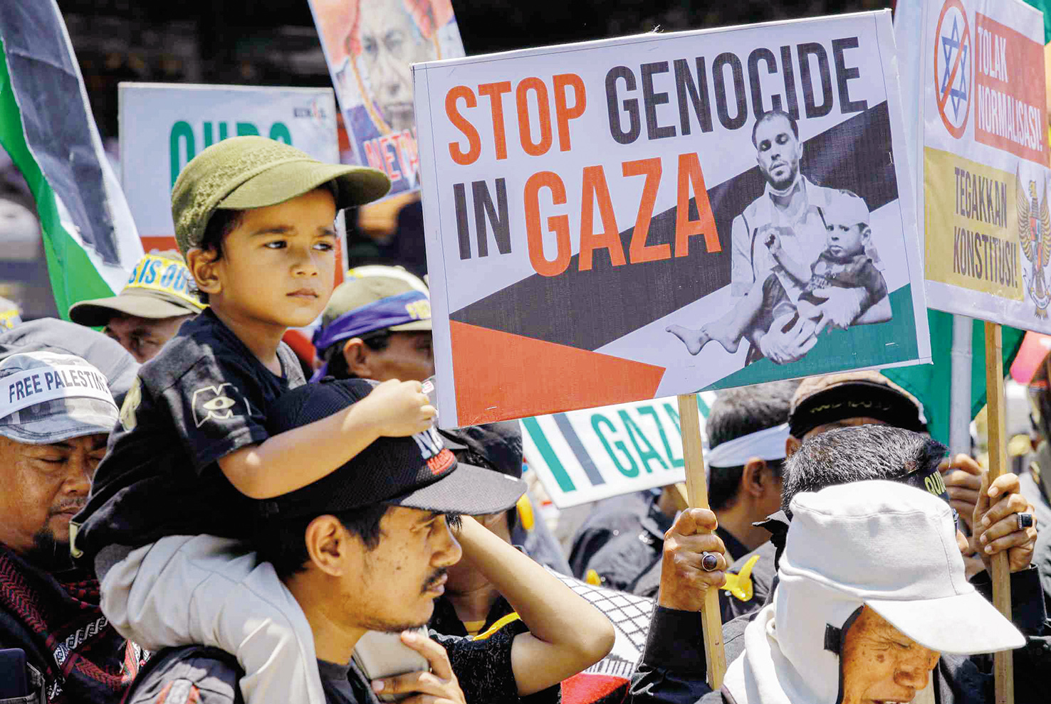 Ratusan warga yang tergabung dalam Komite Umat Anti Amerika dan Israel (Kumail) melaksanakan aksi damai tentang tragedi satu tahun perang Gaza di Surabaya, Jawa Timur, Ahad (6/10/2024).