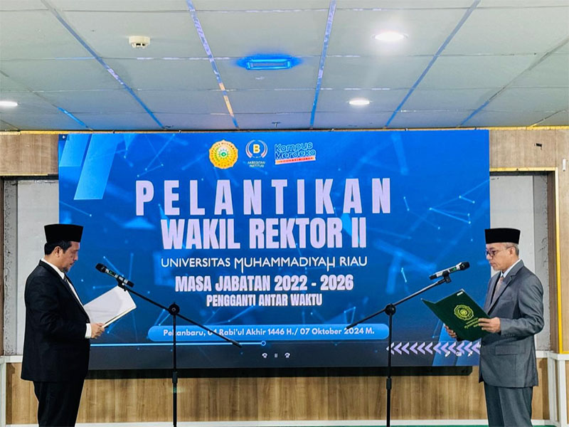 Rektor Umri Dr Saidul Amin saat melantik WR II Umri Dr Baidarus, Senin (7/10/2024).