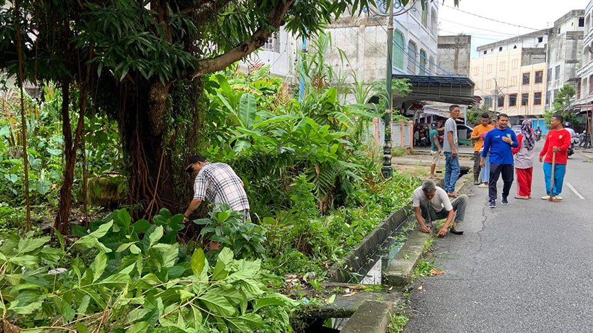 Masyarakat Kelurahan Kota Bengkalis mewaspadai DBD dengan melakukan pembersihan saluran drainase dan air yang tergenang di Kelurahan Bengkalis Kota, Sabtu (5/10/2024).