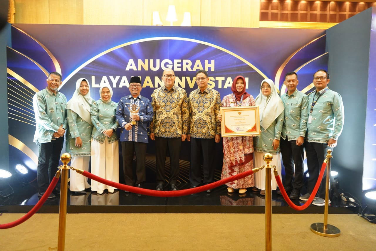Menteri Investasi BKPM Rosan Roeslani foto bersama Sekda Siak Arfan Usman, Kepala DPMPTSP Kabupaten Siak Robiati dan tim dari DPMPTSP di Hotel Mulia Jakarta, Senin (30/9/2024).