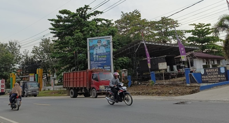 Baliho calon petahana masih terpasang di depan Kantor Satpol PP di Jalan Lintas Timur, Senin (7/10/2204) sore.