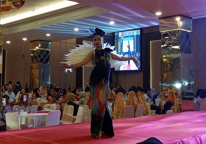 Salah seorang model menampilkan karya salah satu disainer yang ikut dalam ajang Internasional Riau Fashion Week 2024 di salah satu hotel di Kota Pekanbaru, Ahad (6/10/2024).