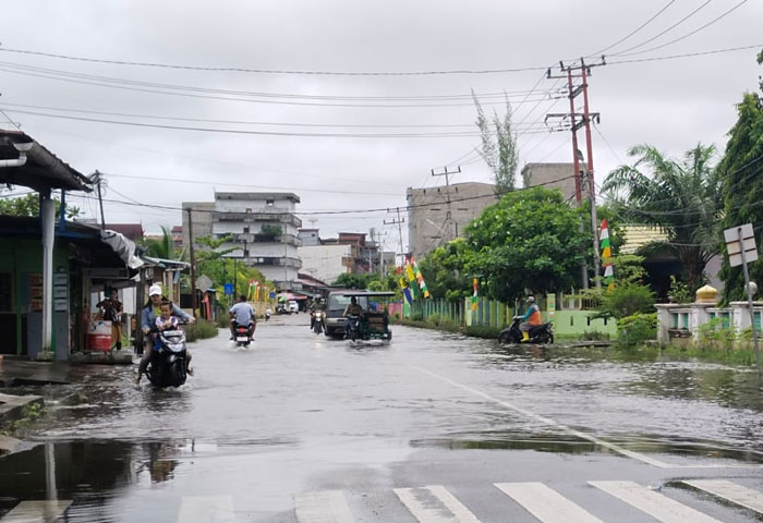 Kondisi ruas jalan Utama di Bagansiapiapi yang dilanda banjir pasca hujan deras, baru baru ini.