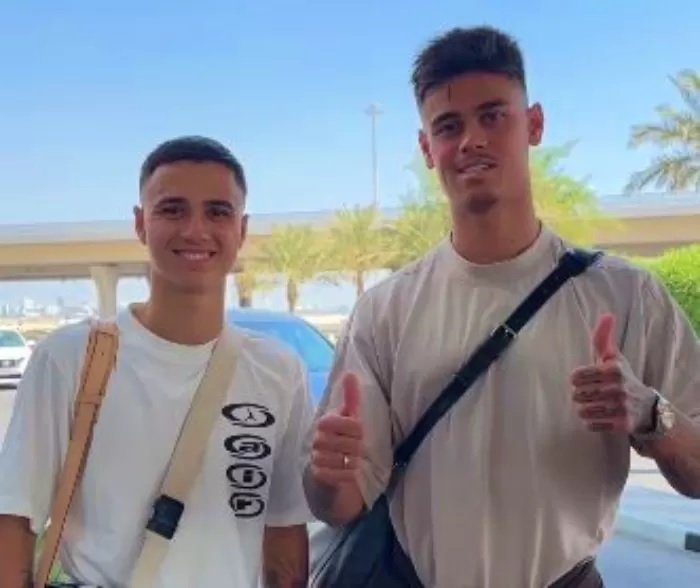 Mees Hilgers (kanan) dan Eliano Reijnders tiba di Bahrain. Mereka siap bergabung dengan Timnas Indonesia saat dijamu Bahrain, Kamis (10/10).