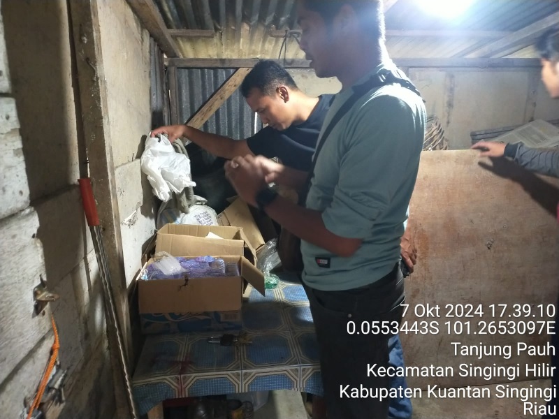 Unit Reskrim Polsek Singingi Hilir melakukan penggeledahan sebuah rumah sebagai tempat pembakaran emas ilegal di Desa Tanjung Pauh Kecamatan Singingi Hilir, Senin (7/10/2024).