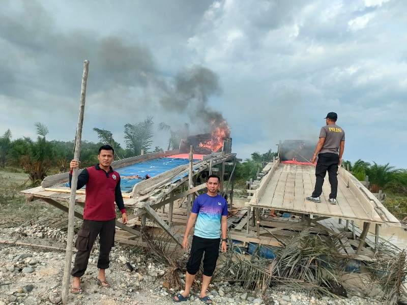 Polsek Benai melakukan pembakaran rakit PETI yang sudah ditinggalkan saat razia penertiban, Senin (7/10/2024).