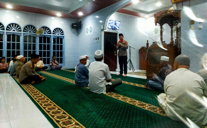 Kapolsek perhentian Raja Ipda Riko Rizki Masri saat berdialog bersama masyarakat.