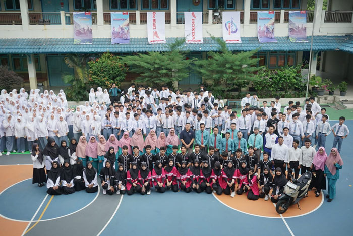 Perwakilan Honda, Majelis Guru, Tim Basket Putra dan Putri, tim Dance SMA Islam As Shofa Pekanbaru dan para siswa foto bersama saat acara Roadshow Honda DBL with Kopi Good Day 2024.