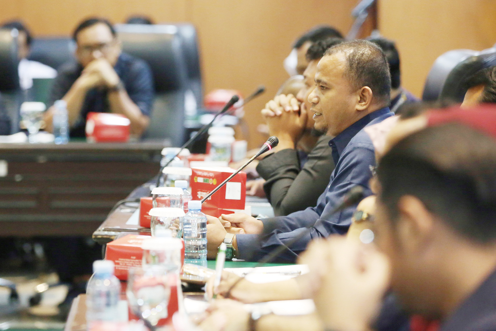 Koordinator Solidaritas Hakim Indonesia (SHI) Jusran Ipandi (tengah) mengikuti audiensi di Gedung Mahkamah Agung, Jakarta, Senin (7/10/2024). Audiensi antara Solidaritas Hakim Indonesia (SHI) dengan Mahkamah Agung (MA), Komisi Yudisial (KY), Kementerian K
