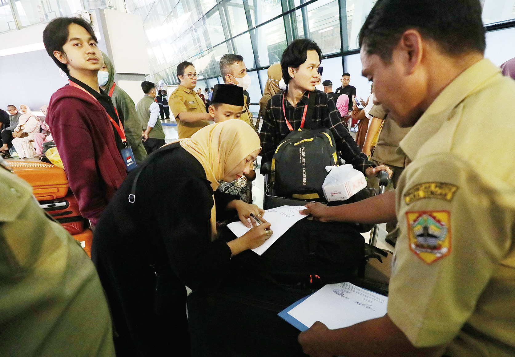 Sejumlah Warga Negara Indonesia (WNI) yang kembali dari Lebanon, berjalan setibanya di Terminal 3 Bandara Soekarno Hatta, Tangerang, Banten, Senin (7/10/2024). Pemerintah Indonesia lewat Kementerian Luar Negeri mengevakuasi 65 WNI dari Lebanon ke Indonesi