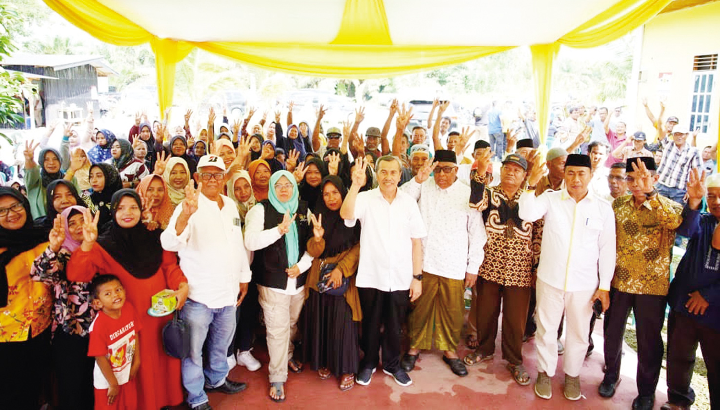 Calon Gubernur Riau nomor urut 3 Syamsuar foto bersama pendukung saat kampanye di Kabupaten Siak, Ahad (6/10/2024).