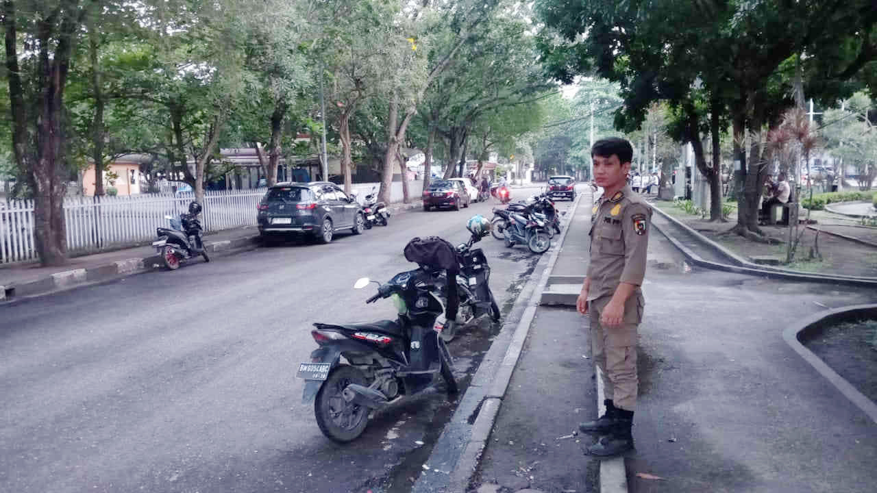 Petugas Satpol PP melakukan penjagaan selama verifikasi dan penataan kawasan Cut Nyak Dien yang mulai ditutup hari ini, Selasa (8/10/2024) (kemarin).