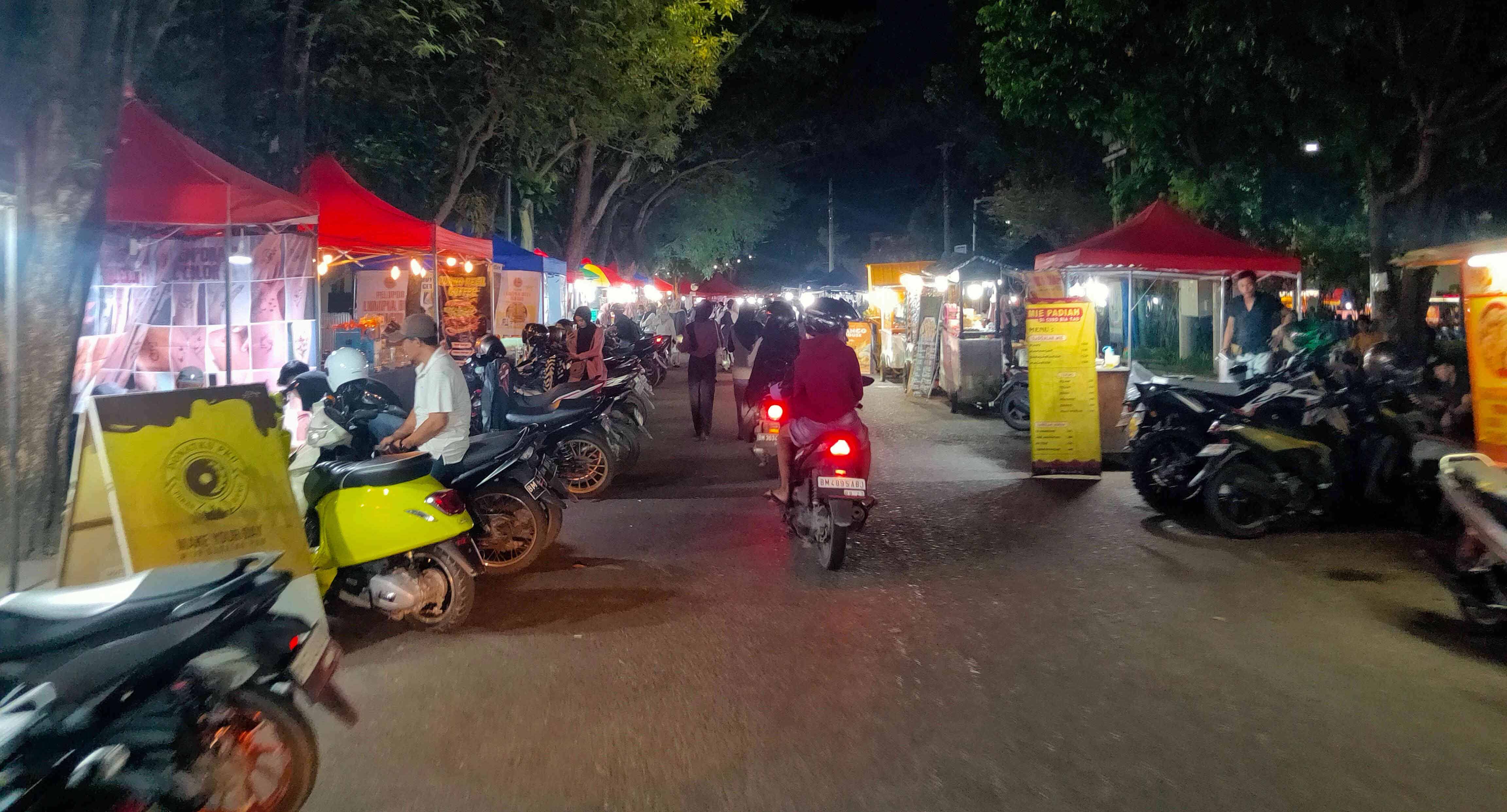 Suasana kuliner malam di kawasan Jalan Cut Nyak Dien Pekanbaru, Ahad (6/10/2024) malam.Kawasan ini rencananya akan dilakukan pengelolaan kembali oleh Pemko Pekanbaru.