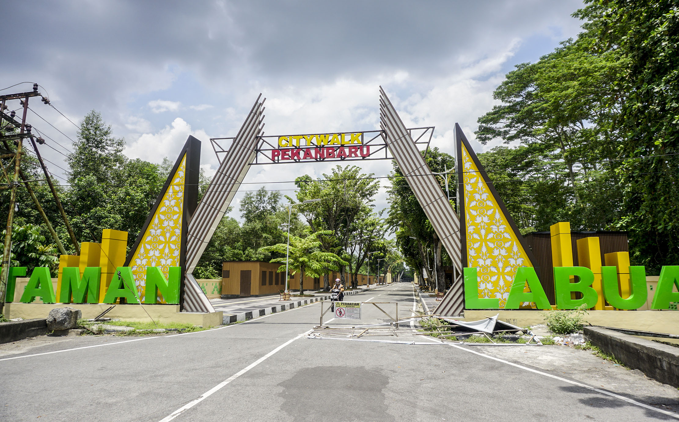 Pengendara melintas di depan Taman Labuai Citywalk Pekanbaru yang belum dibuka untuk umum, Pekanbaru, Kamis (26/9/2024)