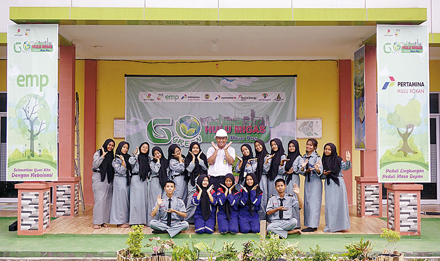 Kepala SMK Negeri 3 Mandau Agus Subagiyo ST MSi (tengah) berfoto bersama siswa saat persiapan gelaran Go Green Hulu Migas bersama Riau Pos di SMKN 3 Mandau, Bengkalis, Riau, Senin (7/10/2024).