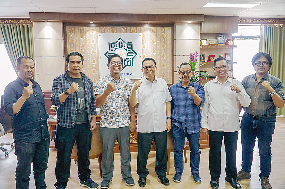 Rektor UIN Suska Riau Prof Dr Khairunnas Rajab (tengah) didampingi Wakil Rektor III Prof Dr Edi Erwan (dua  kanan) foto bersama CEO Riau Pos Group Ahmad Dardiri (tiga  kiri) dan Pimpinan  Manajemen.