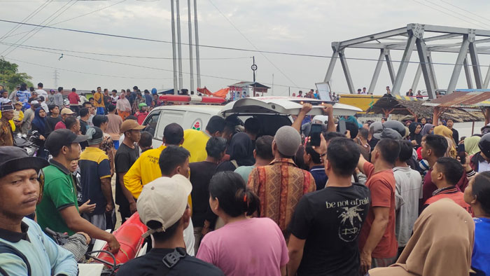 Proses evakuasi korban diserang buaya di dekat Jembatan Jumrah, Rimba Melintang, Selasa (8/10/2024).