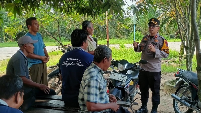 Kapolsek Pinggir Kompol Darmawan SH MH menyambangi para buruh yang sedang bersantai di PUK SPTI PKS PT SAS di Kecamatan Pinggir, beberapa hari lalu.