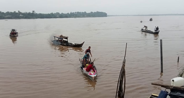 Nelayan saat mengevakuasi jenazah korban di Sungai Rokan di Kepenghuluan Jumrah Kecamatan Rimba Melintang, Rohil, Riau