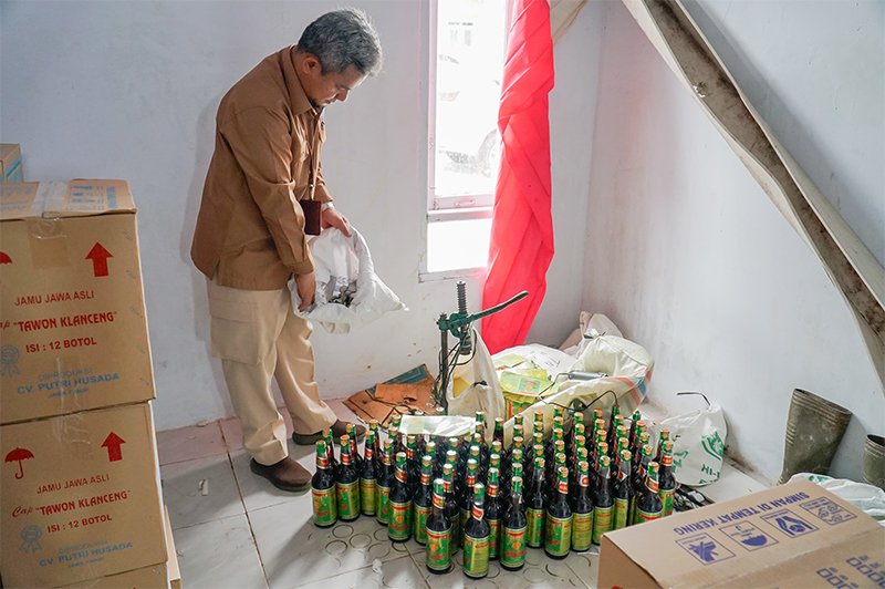 BBPOM Pekanbaru menggerebek sebuah rumah yang dijadikan pabrik jamu ilegal di Perumahan Jalan Swadaya, Desa Rimbo Panjang, Kecamatan Tambang, Kabupaten Kampar, Selasa (8/10/2024).