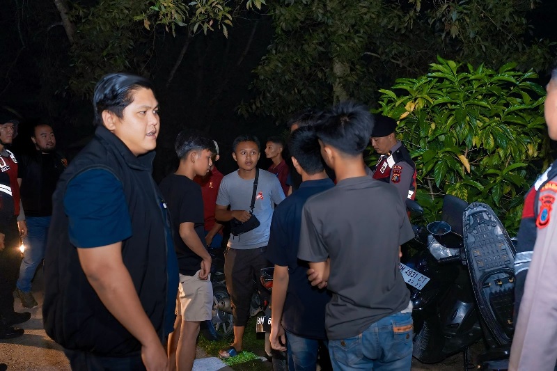 Kasubdit Jatanras Polda Riau Kompol Indra Lamhot (kiri) saat memimpin patroli, Senin (7/10/2024) malam.