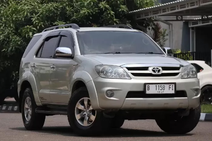Toyota Fortuner bekas bermesin bensin harganya sekarang murah banget.