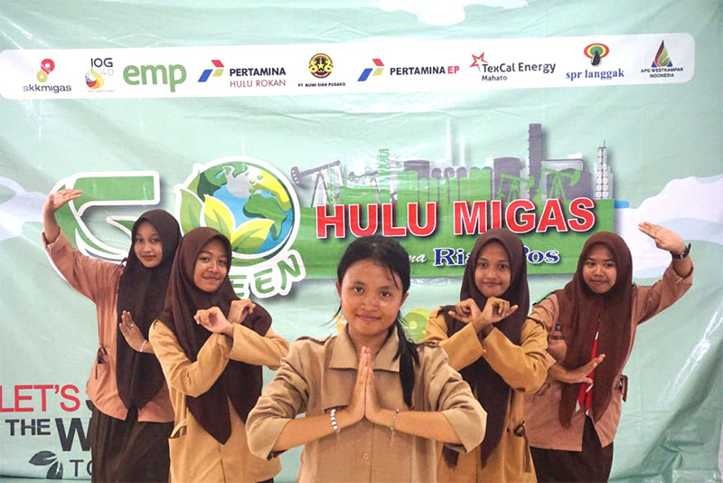 Sejumlah siswi melakukan persiapan penampilan menyambut gelaran Go Green Hulu Migas Bersama Riau Pos di SMAN 3 Bangko Pusako, Rokan Hilir, Rabu (9/10/2024)