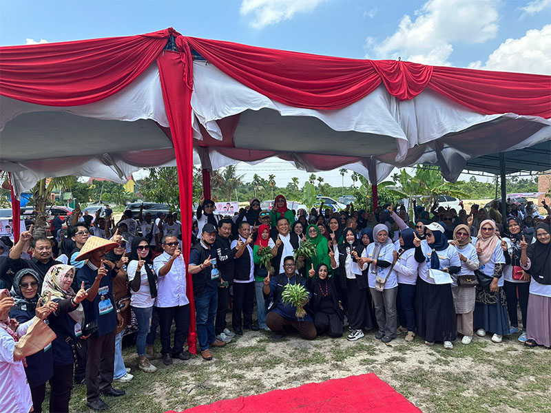 SF Hariyanto foto bersama masyarakat usai kampanye dialogis di Kecamatan Tuah Madani, Pekanbaru, Rabu (9/10/2024).