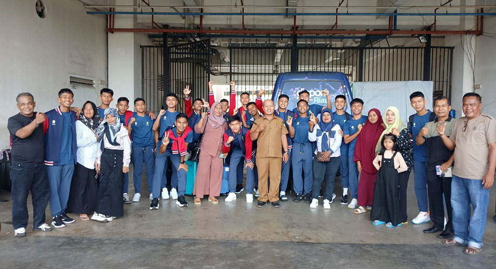 Pemain sepakbola Pra-Popnas Riau bersama keluarga foto di pintu masuk Stadion Utama Riau sebelum bertolak ke Bandara SSK II Pekanbaru, Senin (7/10/2024).