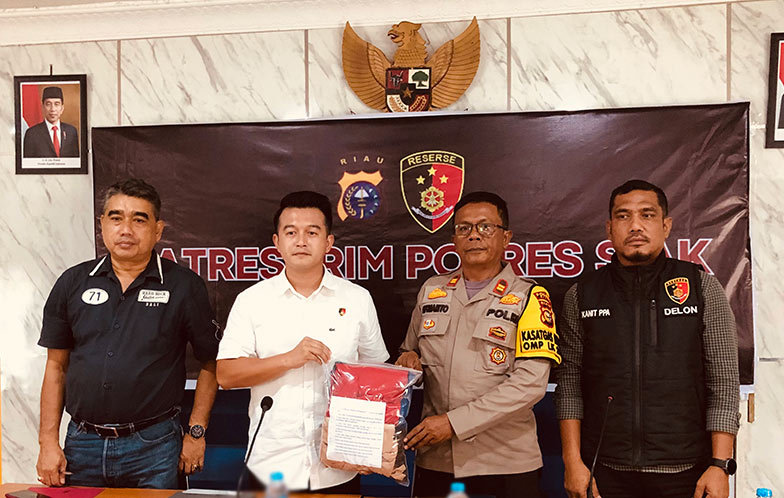 Kasat Reskrim Polres Siak AKP Bayu Ramadhan Effendi didampingi Kasi Humas Iptu Efrianto, memperlihatkan barang bukti dalam konferensi pers di Mapolres, Selasa (8/10/2024).