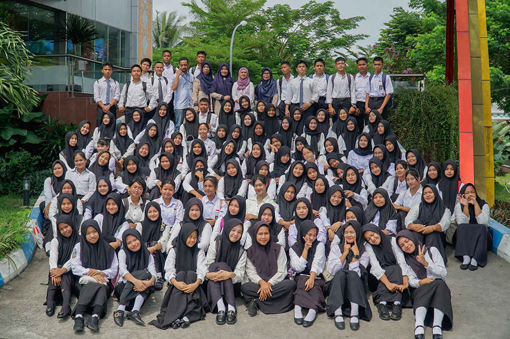 Siswa-siswi SMKN 1 Pekanbaru didampingi para guru foto bersama Redaktur Pelaksana Riau Pos Syahrul Mukhlis saat berkunjung ke Redaksi Riau Pos, Selasa (8/10/2024).