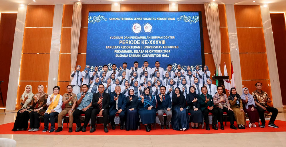 Rektor Univrab Prof Susi Endrini SSi MSc PhD, Wakil Rektor I Apt Isna Wardaniati MFarm, Wakil Rektor  dr May Valzon MSc, Dekan FK Dr dr Syamsul Bahri Riva&rsquo;i SpOG, Senat FK foto bersama undangan, Selas