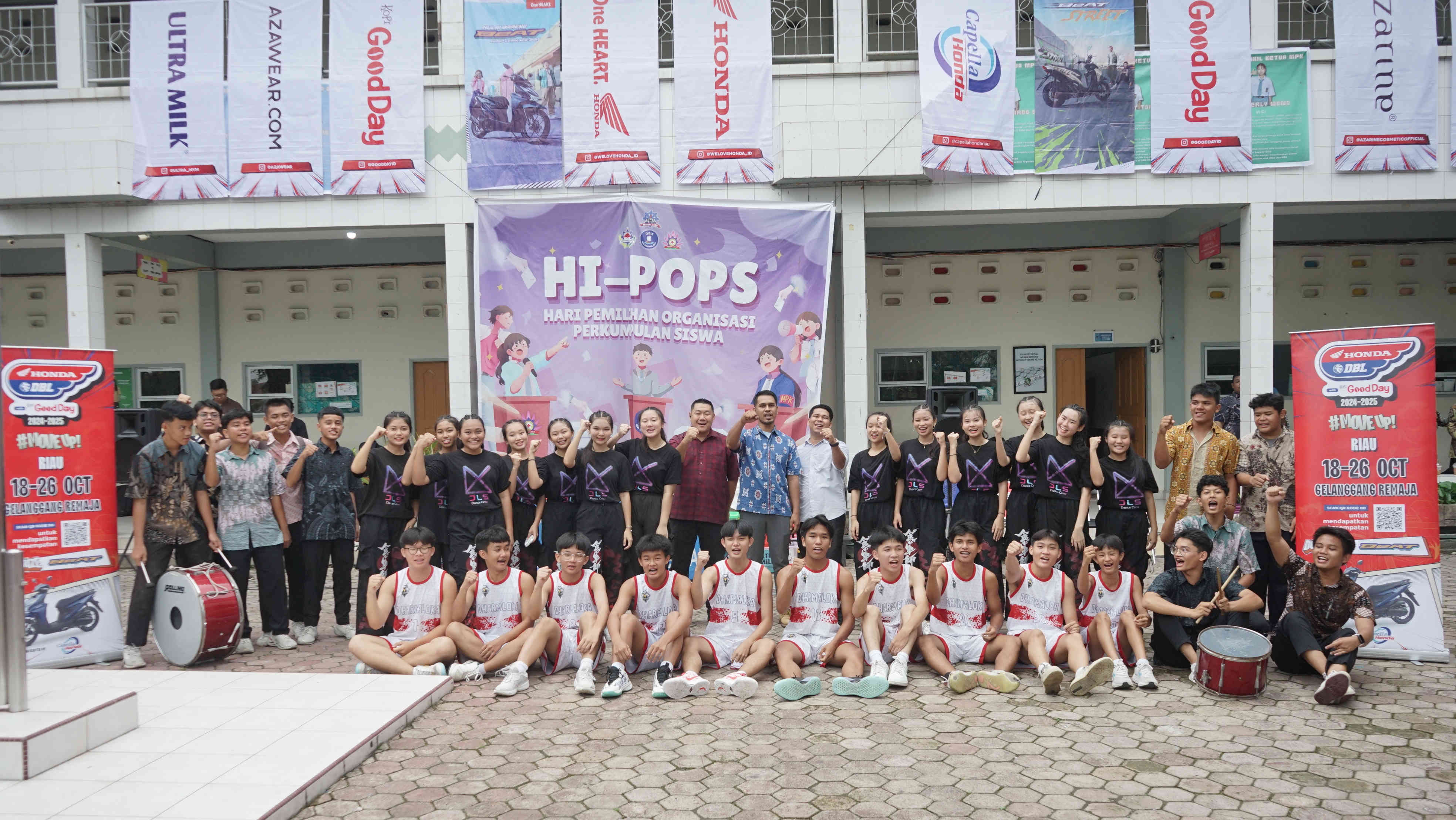 Perwakilan Sponsor, Majelis Guru, Tim Basket Putra, dan tim Dance SMA Dharma Loka Pekanbaru foto bersama saat acara Roadshow Honda DBL with Kopi Good Day 2024 Riau di  SMA Dharma Loka Pekanbaru, Selasa (8/10/2024).