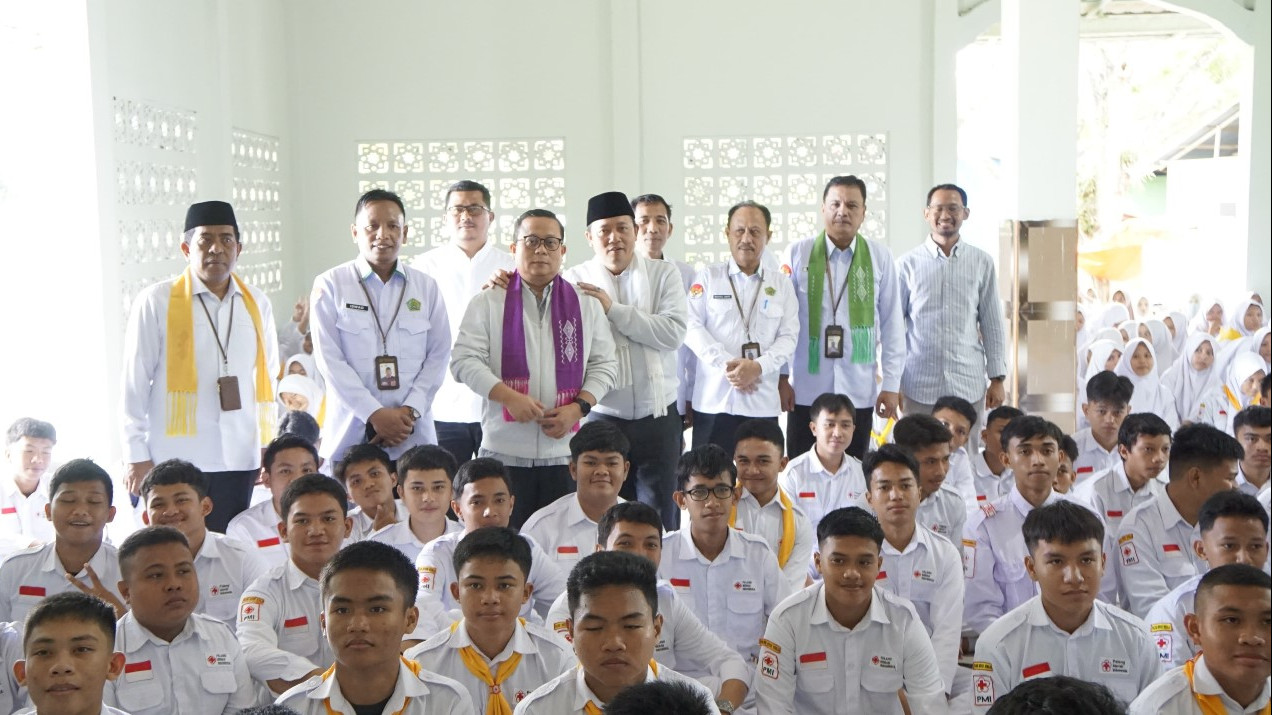Direktur GTK dan KSKK Madrasah Kemenag RI foto bersama majelis guru dan murid MAN 1 Kab Gorontalo, Selasa (8/10/2024).